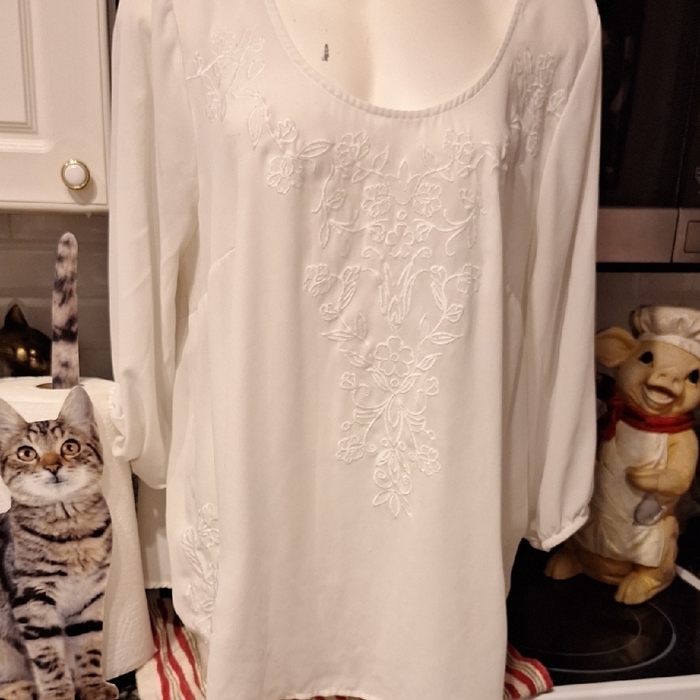 s Torrid Beautiful Embroidered Blouse Size 1.  EUC